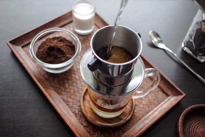 kinh-doanh-quan-ca-phe-nen-kinh-doanh-cafe-pha-phin-hay-cafe-pha-may