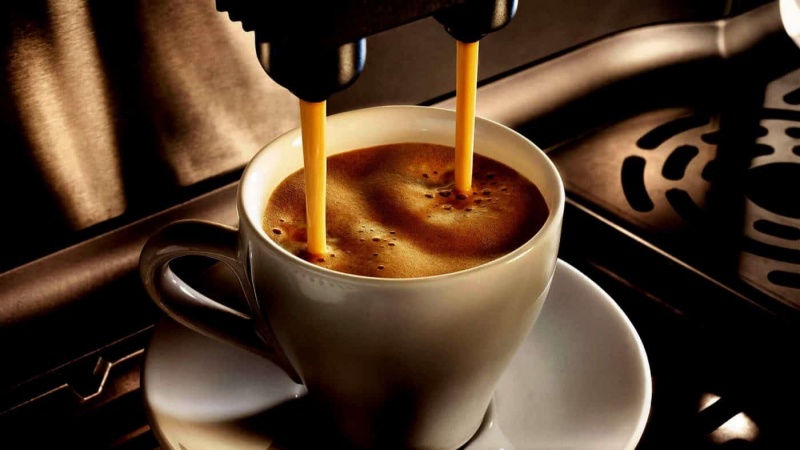 kinh-doanh-quan-ca-phe-nen-kinh-doanh-cafe-pha-phin-hay-cafe-pha-may
