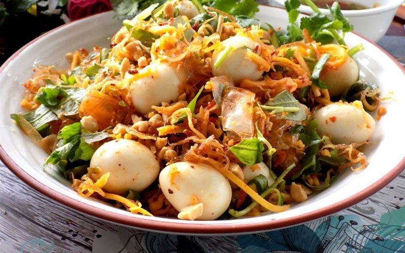 Bán đồ ăn vặt gì đây? - Bánh tráng trộn, cà phê dạo