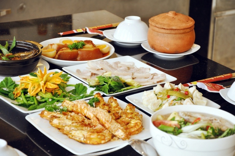 9-chien-thuat-thu-hut-khach-hang-den-nha-hang-nhieu-khong-tuong-02
